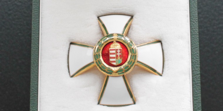 Magas színvonalú munkájáért Magyar Érdemrend tisztikereszt polgári tagozat kitüntetést vehetett át